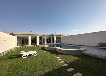 شاليه بمسطح اخضر و مسبح