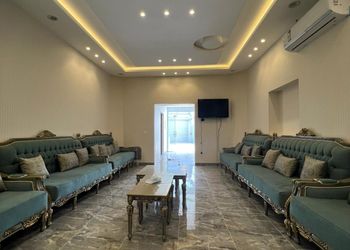استراحة بمسبح داخلي ومجلس 