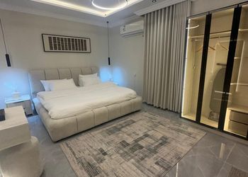 شقة بغرفتين نوم وصالة مريحة 