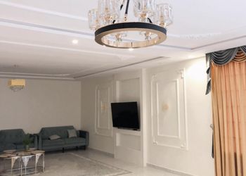 شاليه بمسبح خارجي ومسطح اخضر