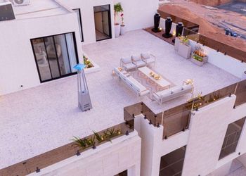 شقه واسعه مطله على الجبال