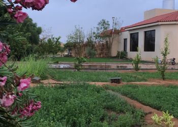 استراحة بجلسة خارجية ومسطح اخضر