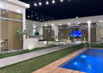 شاليه بجلسة تطل على مسبح خارجي 