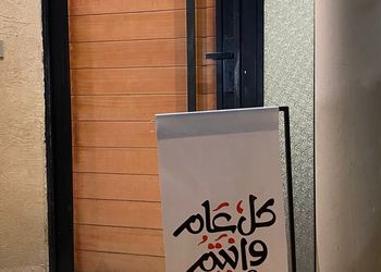 شاليه بصالة مطلة على مسبح 
