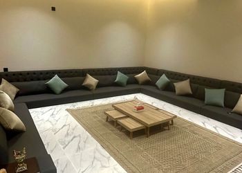شاليه بجلسة خارجية ومسطح اخضر