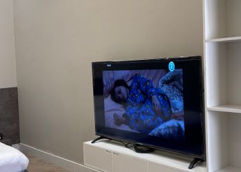 استديو بأثاث مريح وبسيط 