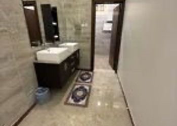 شقة بصالة جلوس وثلاث غرف نوم 