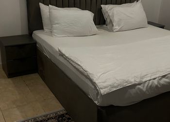 شقة بصالة جلوس وغرفتين نوم