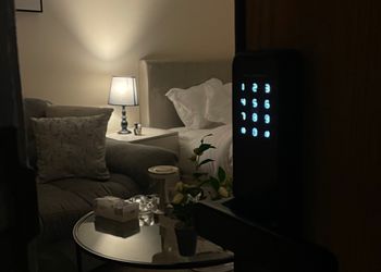 استديو بسرير ماستر وجلسة جانبية 