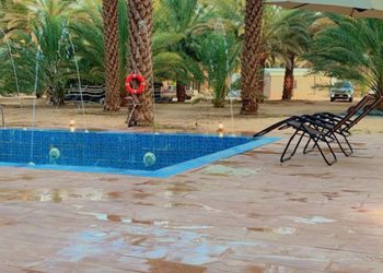 مزرعة محاطة بالجبال