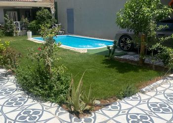 شاليه بجلسة خارجية ومسبح 