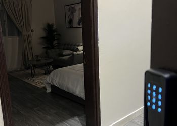 استديو بأثاث مريح وبسيط 