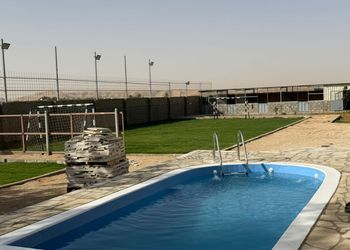 استراحة بمجلس وفناء خارجي 