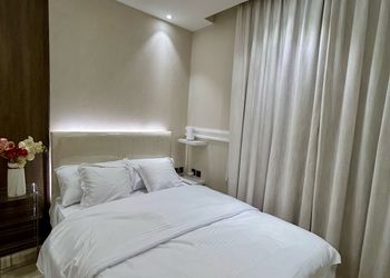 استديو أنيق بجلسة واسعة ومرتبة