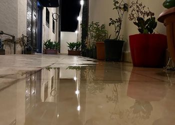 شقة واسعة بصالة وثلاث غرف نوم 
