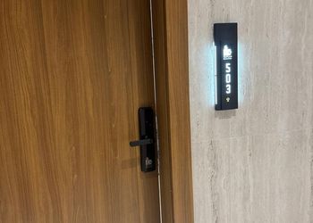 شقة بغرفة معيشة وغرفتين نوم 