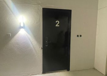 استديو بأثاث مريح وبسيط 