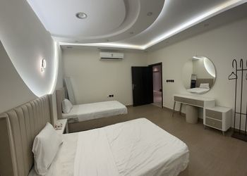 شاليه بجلسة تطل على مسبح خارجي 