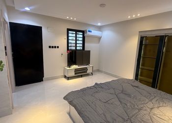 استديو بسرير ماستر وأثاث مريح 