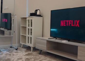 استديو بأثاث مريح وبسيط 
