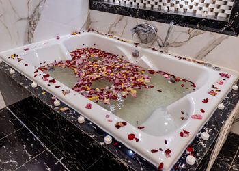 شاليه بجلسة خارجية ومسبح 
