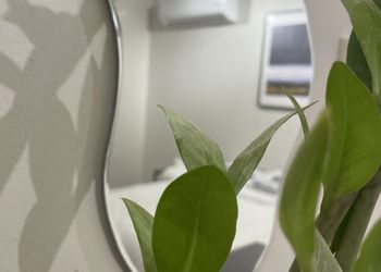 استديو بأثاث مريح وبسيط 