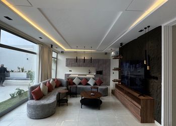 شاليه بجلسة خارجية ومسطح اخضر
