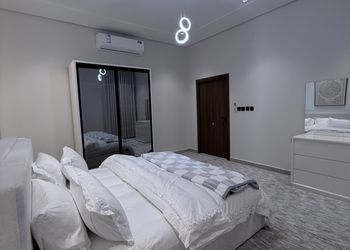 استراحة بمجلس وفناء خارجي 