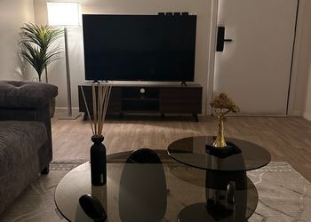 شقة بدخول ذاتي وصالة أنيقة