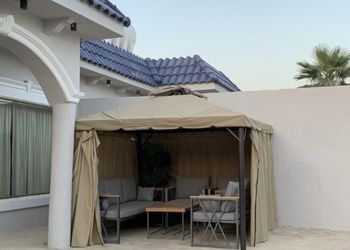 شاليه بمسطح اخضر وجلسة خارجية 