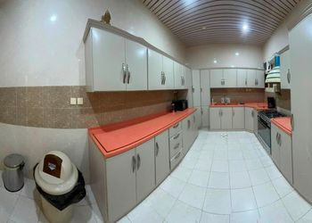 شقة بصالة مريحة وغرفتين نوم 