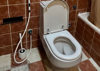 شقة بغرفة معيشة وغرفة نوم 