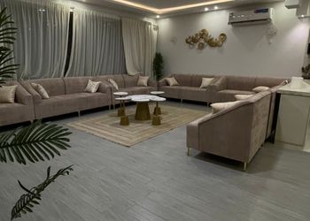 شاليه بجلسة خارجية ومسبح داخلي 