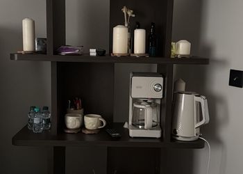 استديو بأثاث مريح وبسيط 