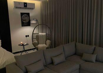 استديو بأثاث مريح وبسيط 