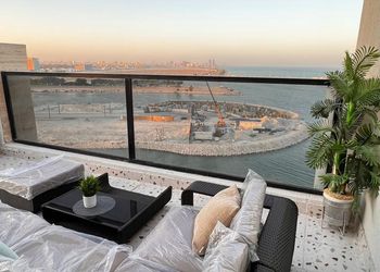 شقة مطلة على البحر مع بلكونة 