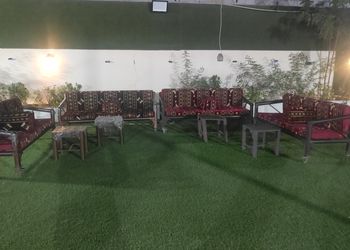 استراحة بجلسة خارجية وألعاب أطفال