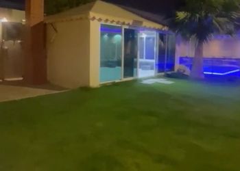 شاليه بجلسة خارجية على المسبح 