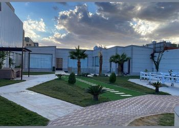استراحة بصالة مطلة على المسبح 