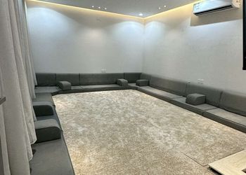شاليه بمسطح اخضر وجلسة 