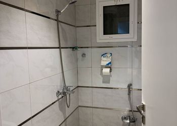 شقة بأثاث مريح وبسيط