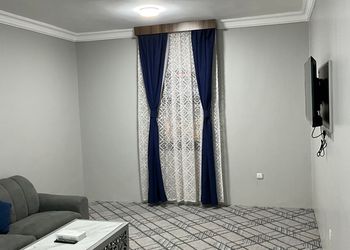 شقة بغرفة نوم وصالة مريحة 