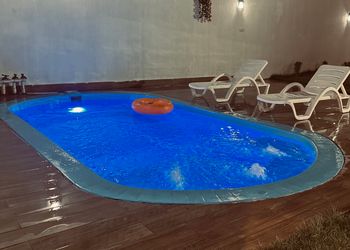 شاليه بطابع يوناني وطاولة تنس