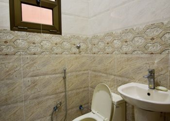 استراحة بمسطح اخضر وألعاب أطفال