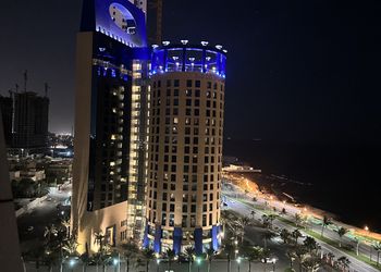 شقة بجلسة خارجية مطلة على البحر 