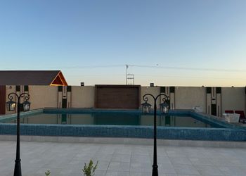 كوخ بمسبح خارجي وجلسة خارجية