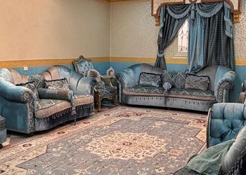 دور بثلاث غرف نوم ومجالس  