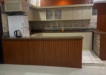شاليه بمسطح اخضر ومسبح 