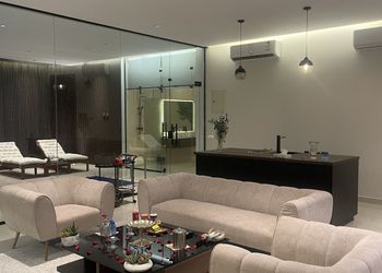 شاليه بصالة مطلة على المسبح 