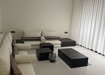 شاليه بجلسة خارجية و مسبح